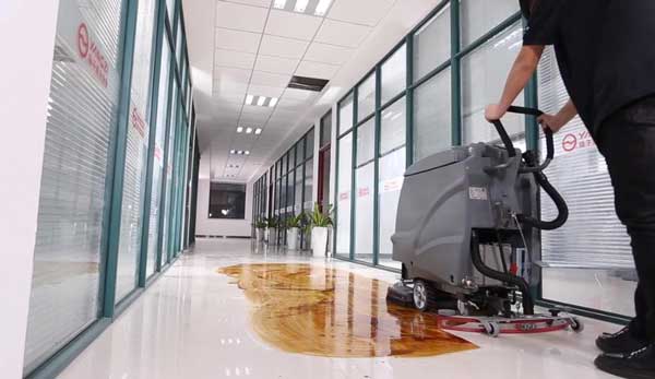 洗地機(jī)的使用和操作(圖1) 洗地機(jī)的使用和操作