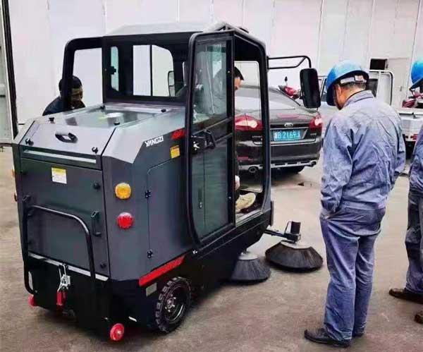 掃地界的杠把子:駕駛式掃地機